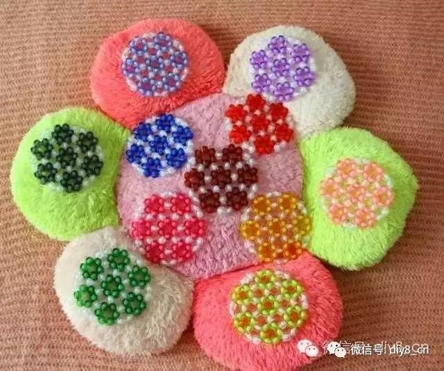 她用鱼线把一颗颗圆珠串起来，竟然会变成这样！