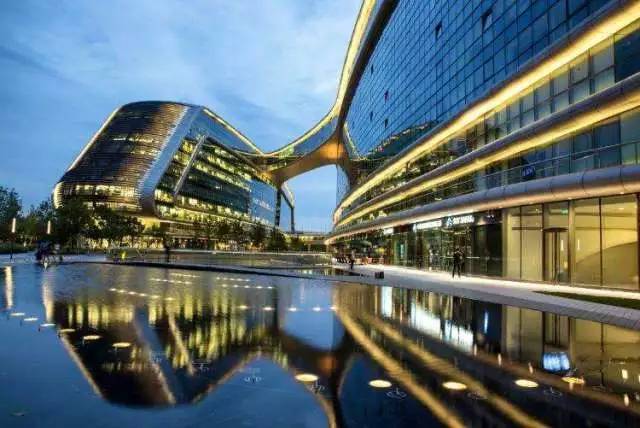 “幸运草”、“水晶盒”……这些地铁、公交站附近竟有如此魔幻的建筑