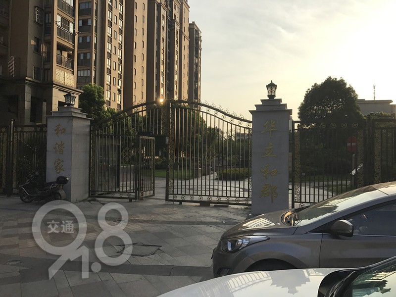 杭州业主怒怼物业：我的车停不进我的小区？！我还得偷偷混进去？