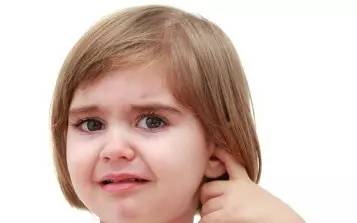 4岁男孩把黄豆塞进耳朵,小男孩把豆子塞耳朵里了