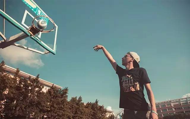 「开卖」穿上这件黑色T恤，打球也可以很潮！