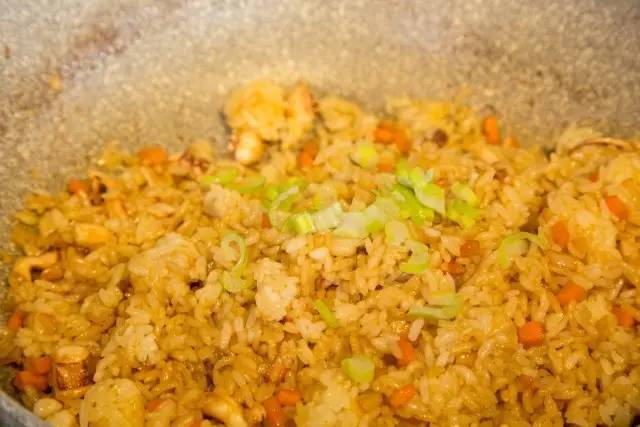 香辣鱿鱼鸡蛋炒饭做法,鱿鱼炒饭鱿鱼怎么炒好吃又嫩