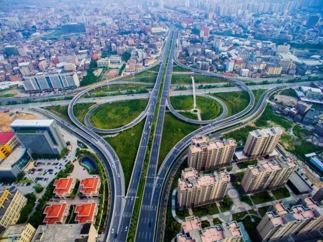 家在岁月变迁中的变化,家乡在不经意间变得越来越美