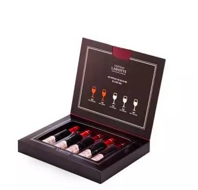 被泼了一身红酒 (地面泼到红酒饮料怎么办)