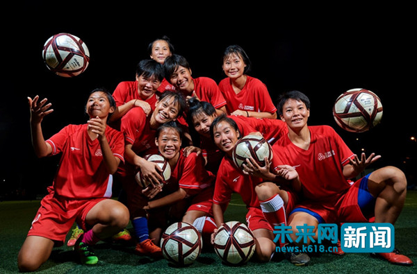 奔跑在足球场的女孩,奔跑在绿茵场上的女孩儿