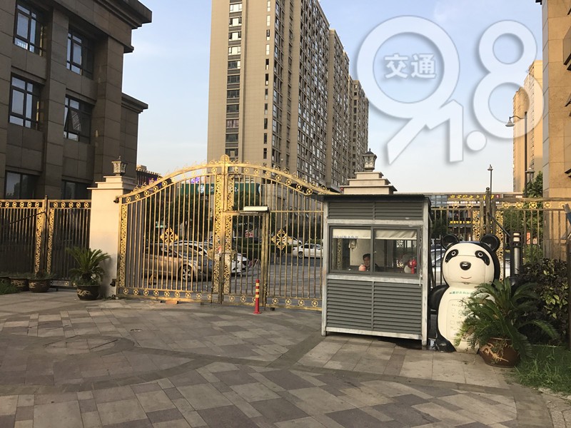 杭州业主怒怼物业：我的车停不进我的小区？！我还得偷偷混进去？