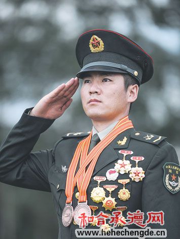 热血男儿志在军营保家卫国,一身正气铸军魂满腔热血写忠诚