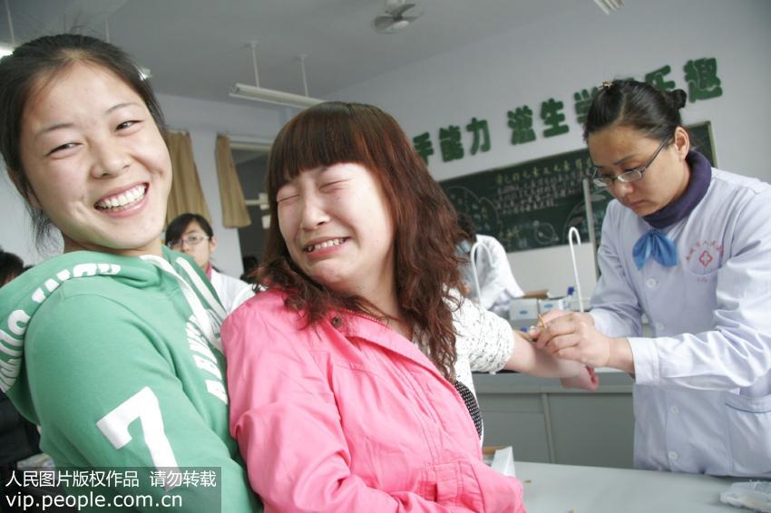 晕血未必是因为胆子小有人晕血应及时帮助其取平卧位