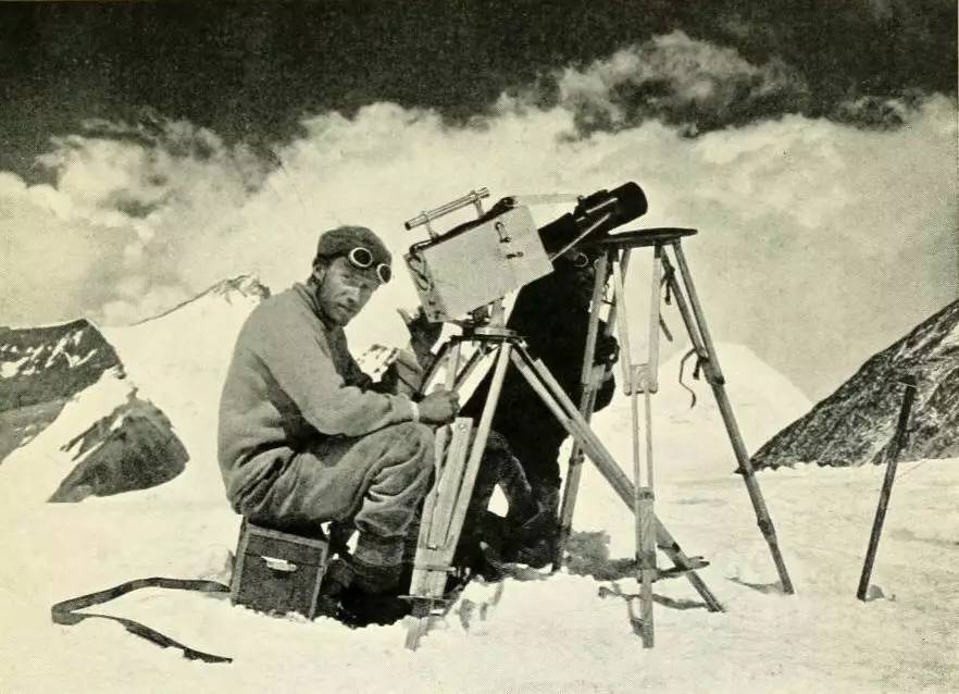 珠穆朗玛峰峰顶是属于哪个国家,珠穆朗玛峰峰顶现在是多少米