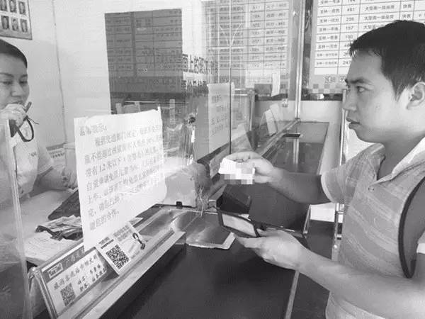 车祸父亲当场去世6岁女儿获救,父亲车祸去世母亲找外公求助后续