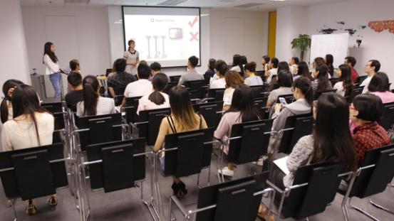 51talk黄佳佳抖音号,黄佳佳51talk身价