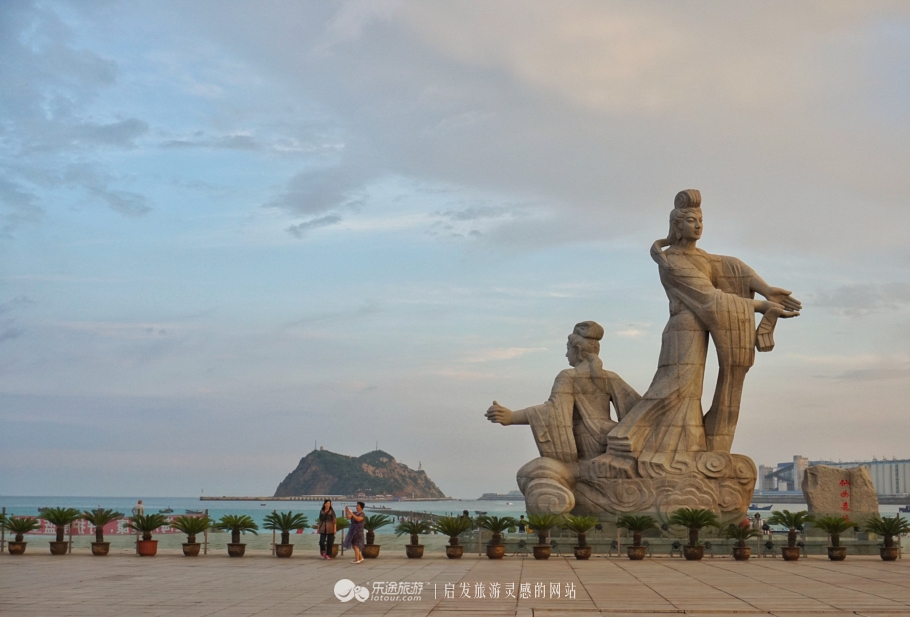 他说他想去看北方的海，我说“好”