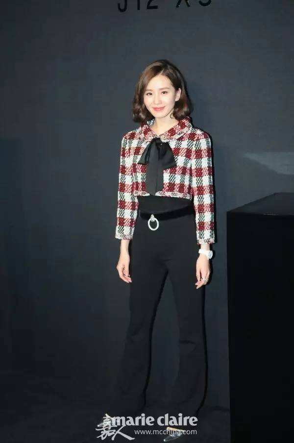 领口黑丝带搭得好时尚Icon，搭不好隔壁村服务员阿花