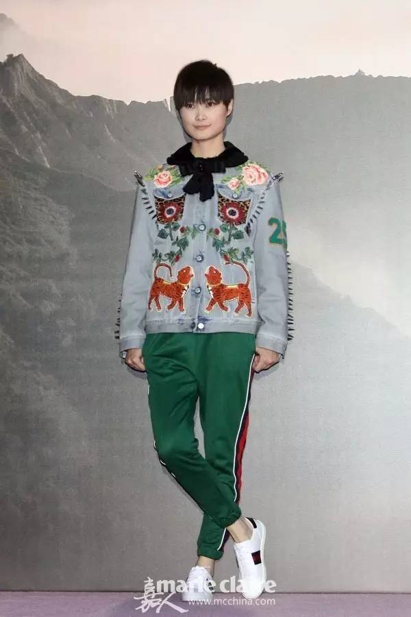 领口黑丝带搭得好时尚Icon，搭不好隔壁村服务员阿花