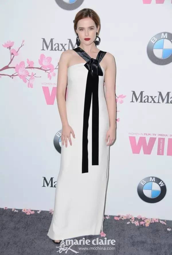 领口黑丝带搭得好时尚Icon，搭不好隔壁村服务员阿花