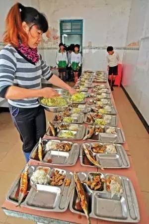 这群15岁就会结婚的女孩，一边捡垃圾一边踢球，竟连续三年勇夺世界冠军