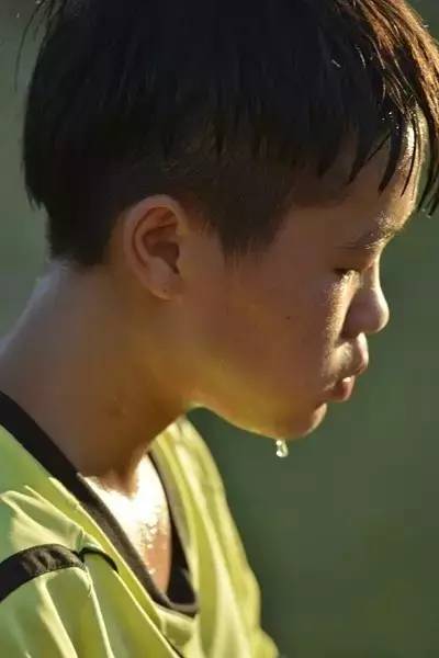 这群15岁就会结婚的女孩，一边捡垃圾一边踢球，竟连续三年勇夺世界冠军