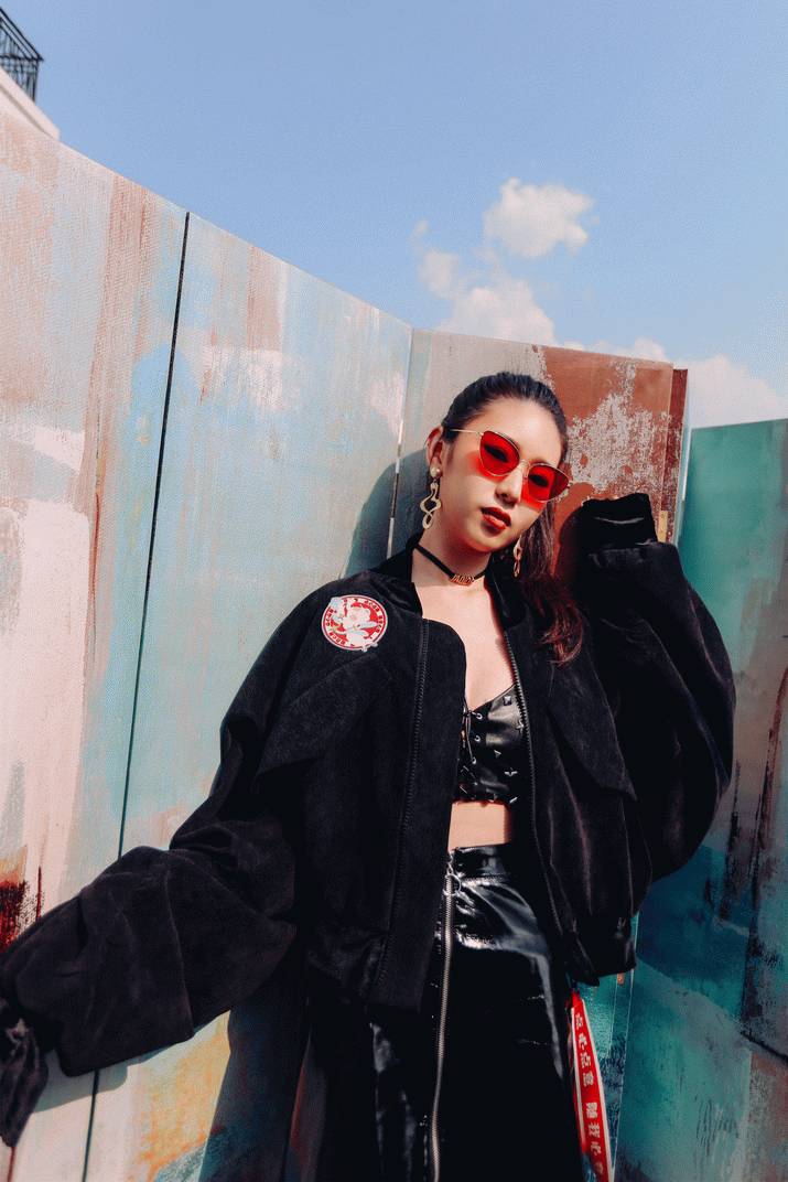 脱下校服，变成教导主任最讨厌的模样