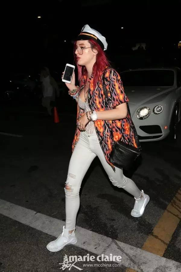 不局限哈雷和滑板文化，酷女孩需要一点“火元素”