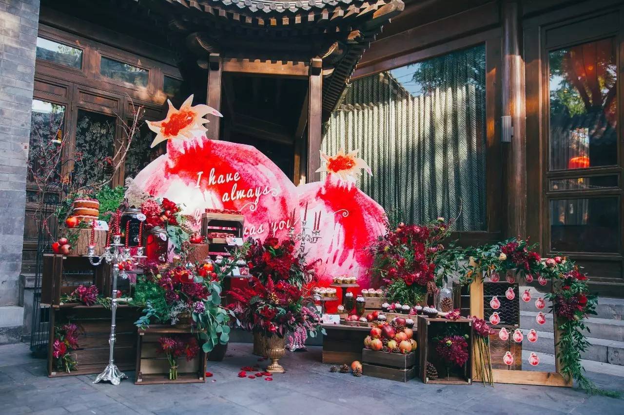庭院婚礼中式红色系,红蓝撞色庭院中式婚礼