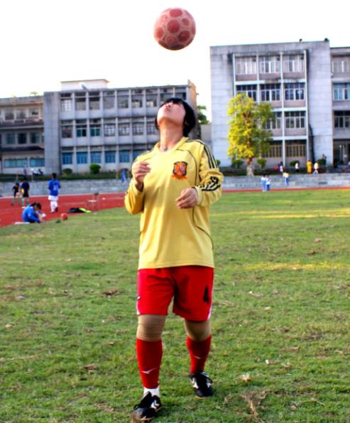 这群15岁就会结婚的女孩，一边捡垃圾一边踢球，竟连续三年勇夺世界冠军