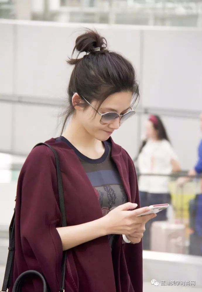 关晓彤沈梦辰合作舞台花絮,明星私服沈梦辰