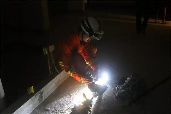 晋江：把1岁和8岁娃留家中，回来发现门被反锁，妈妈吓哭……消防从24层爬窗而入，看到……