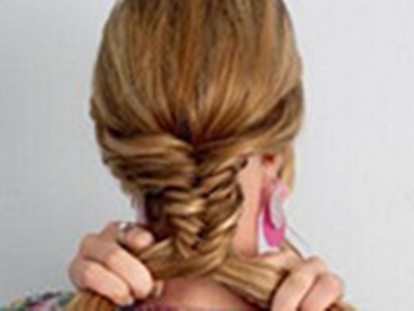 鱼骨辫半扎发编发教程简单好看,侧编刘海编发教程简单又好看