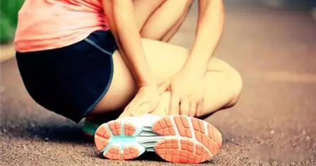 脚崴了如何判定需要去医院,脚崴如何判断是否伤到软组织