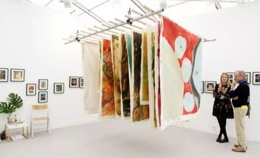 一本“*皮书黑**”带我们领略当代艺术的59副面孔丨读书者说