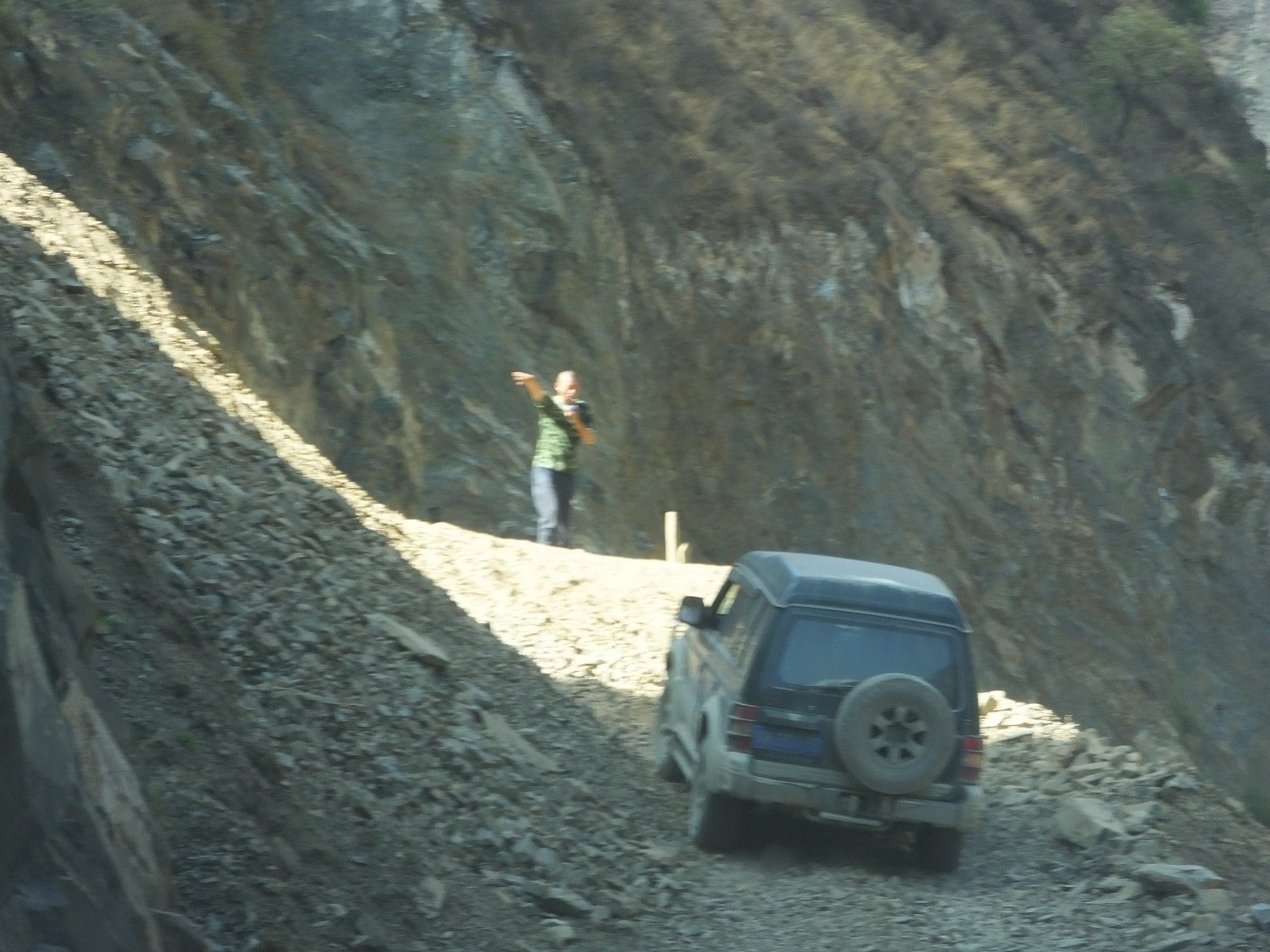 泸亚东线沿途风景,泸亚线穿越原始森林