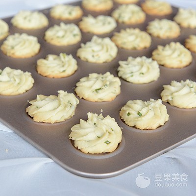 葱香曲奇饼干的做法,葱香曲奇饼干的烤箱做法