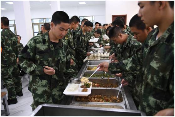 00后军人小哥哥变装,怎么成为帅气的兵哥哥