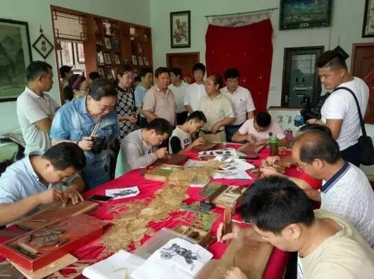 一男子怀疑老婆与人有染,男子疑妻与人有染杀8人