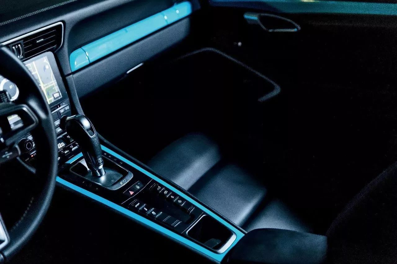 在夜晚开超跑,夜幕来临开车