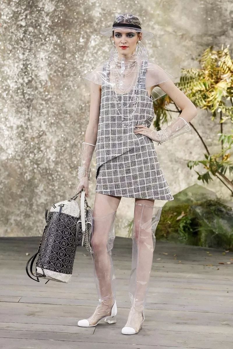 叹为观止！香奈儿把瀑布搬到了大皇宫！猜猜刘雯最近朋友圈发了什么？