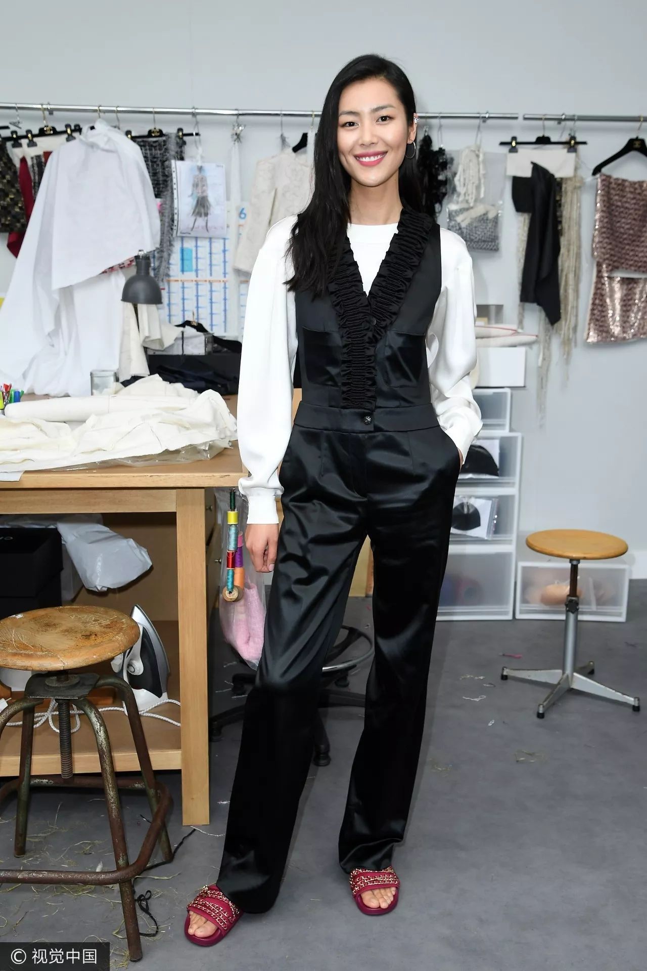 叹为观止！香奈儿把瀑布搬到了大皇宫！猜猜刘雯最近朋友圈发了什么？