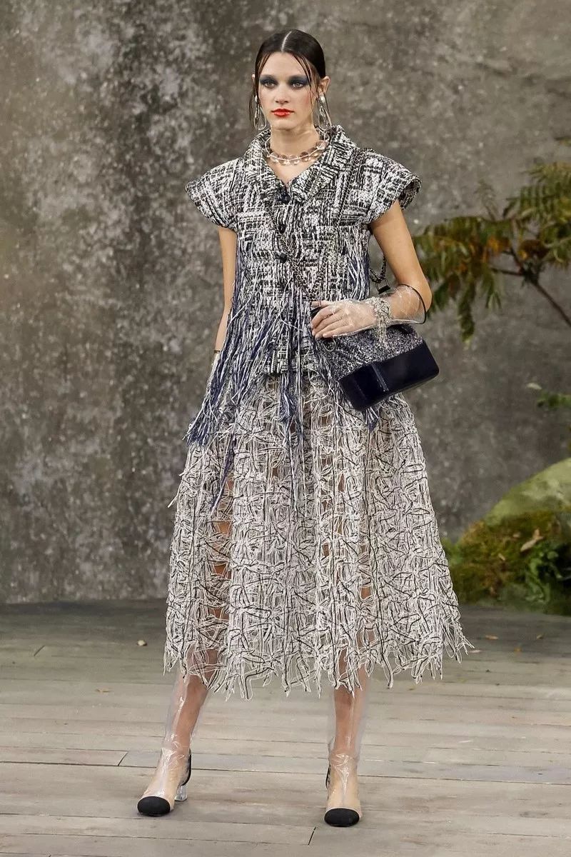 叹为观止！香奈儿把瀑布搬到了大皇宫！猜猜刘雯最近朋友圈发了什么？