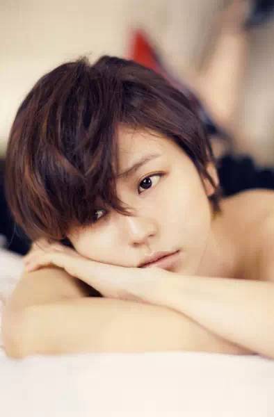 适合脸大脸肉的简单易操作发型,瘦脸额头高发型女2021流行发型