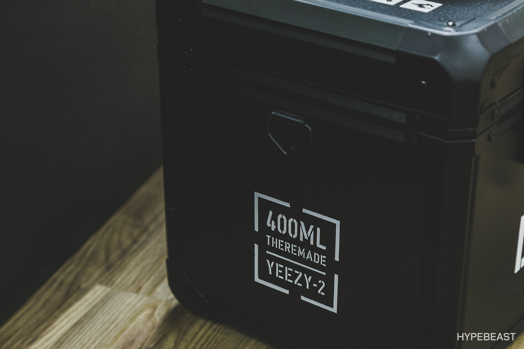 把鞋子做成藏品,nike球鞋展示柜