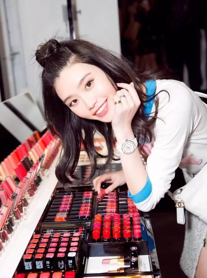 好看减龄的半丸子头,好看显蓬松的丸子头