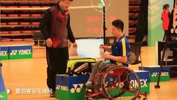 看看这群人的坚持，你敢说你比他们更热爱羽毛球吗？