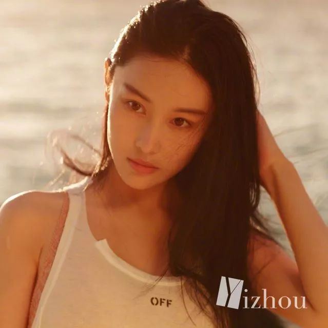 关晓彤素颜和化妆是什么样子,关晓彤最值得买的东西