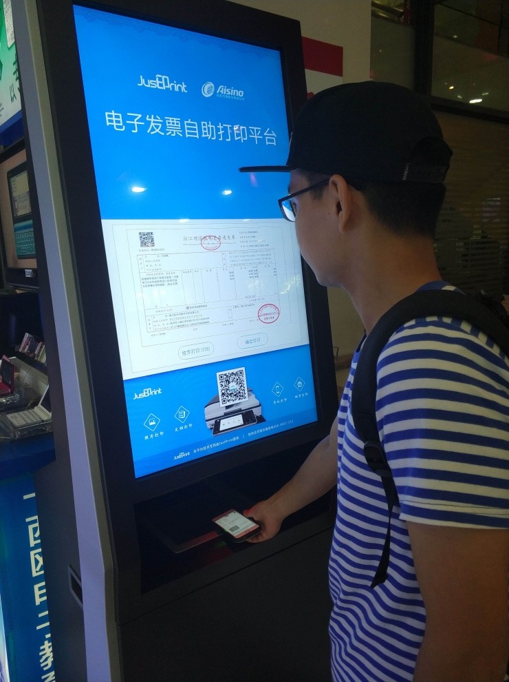 不是亚马逊，也非当当，“死板”的新华书店竟在国内首创“机器人+自助购书”模式