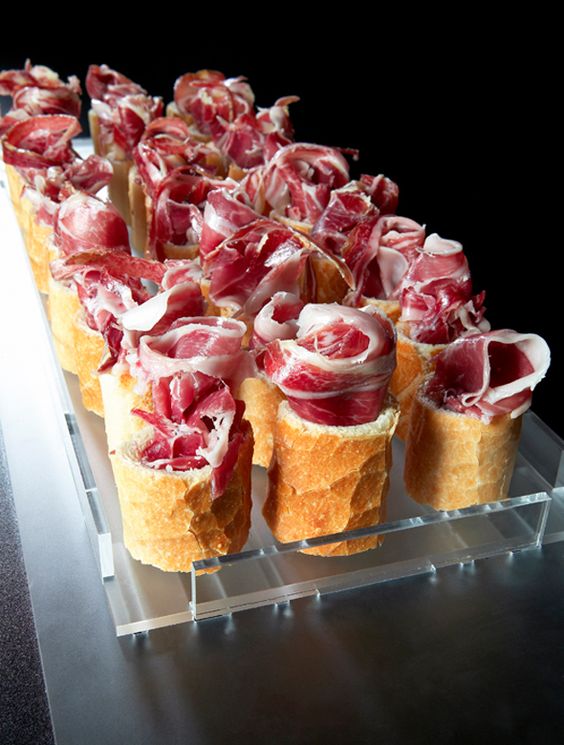 在西班牙街头这般你侬我侬好想去那里偶遇双宋夫妇