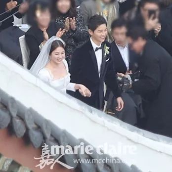 宋慧乔乔妹穿搭蓝色吊带裙,宋慧乔乔妹什么风格都能驾驭