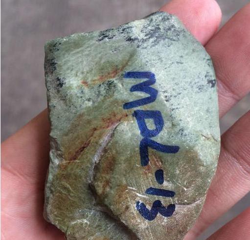 墨翠黑色翡翠原石,黑色翡翠和墨翠的区别