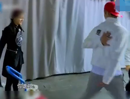 鹿晗球场飞吻,鹿晗壁咚热巴