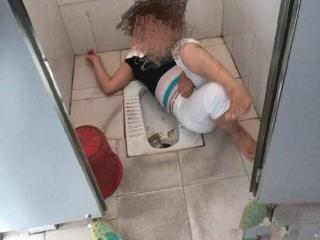 家里蹲便器手按水箱冲，老婆嫌它麻烦找人换成了这种，踩一脚完事