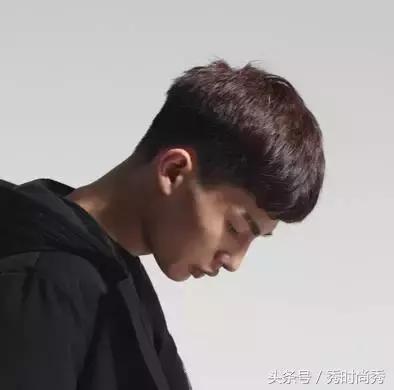 有点秃适合剪什么刘海男,秃鬓角头发软男士发型